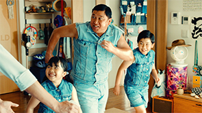 P&G「ファブリーズでこんなことも！スギちゃん家のカーペット」