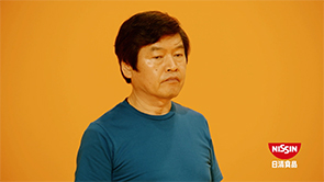 日清「カレーメシ２ 青Tシャツの場合」